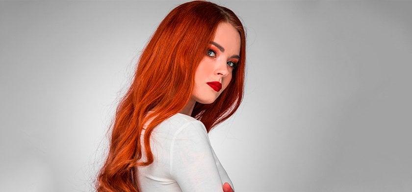 девушка с красными волосами