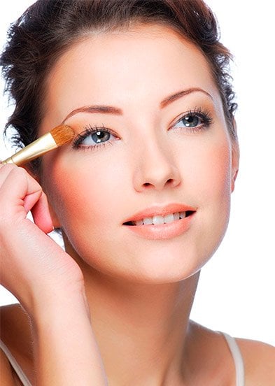 девушка красит глаза