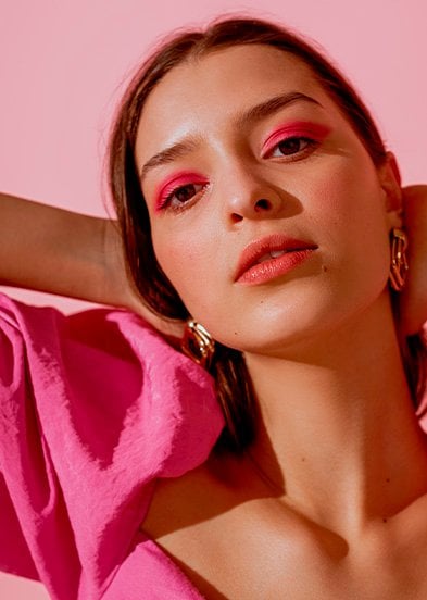 девушка с румянами на лице