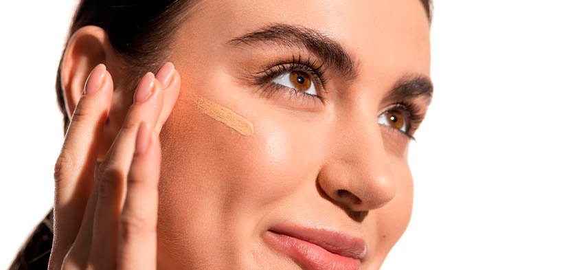 девушка наносит крем