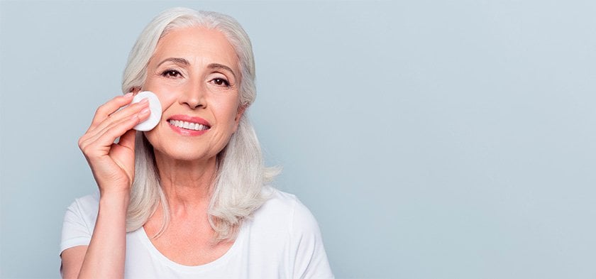 женщина на сером фоне